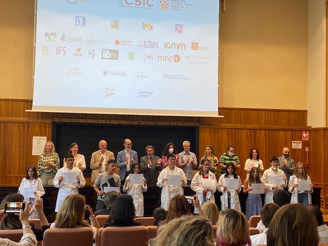 Imagen de la entrega de diplomas científicos en prácticas