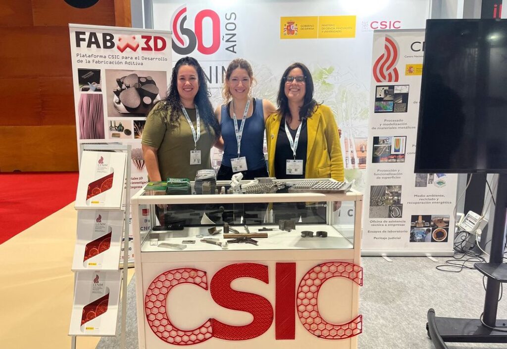 Nuria, Ana y Lucía del CENIM-CSIC en el ‘stand’ de la feria Advanced Manufacturing en IFEMA Madrid. / Jon Gurutz Arranz Izquierdo (CSIC)