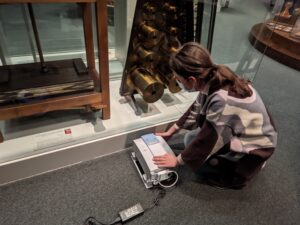 Dra. Teresa Molina realizando medidas de FTIR en el MUNCYT