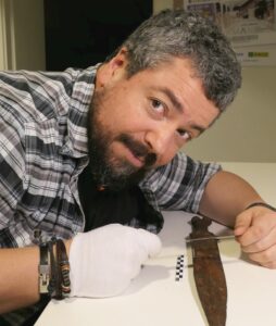 Marc Gener examinando una espada
